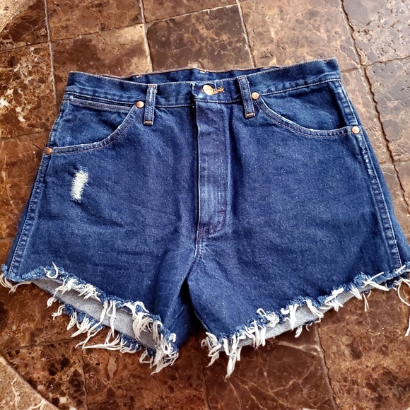 Vintage Wrangler original blue denim wash frayed Distressed Jean shorts 32 - Picture 2 of 4
